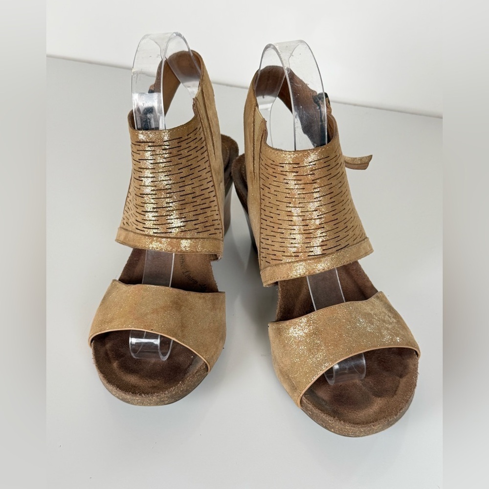 SOFFT  Gold MILAN ankle cuff block heel Sandals size 8